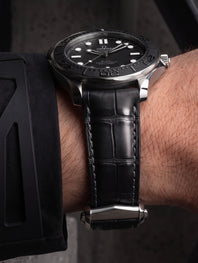 Bracelet Ombre pour Omega – Alligator noir Dark Night, couture grise